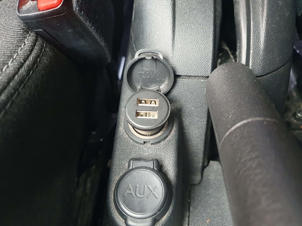 Adapter kamery jest wyposażony w parę portów USB o takim samym natężeniu prądu wyjściowego