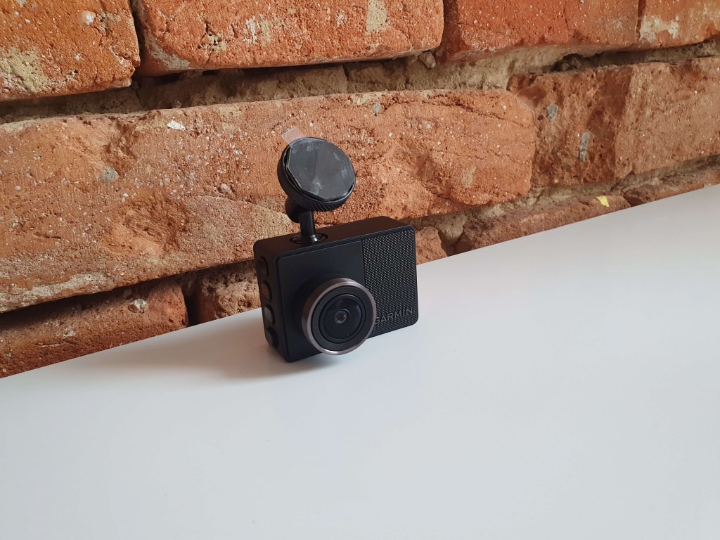 Kamera Garmin Dash Cam 57 z uchwytem jest dyskretna i kompaktowa