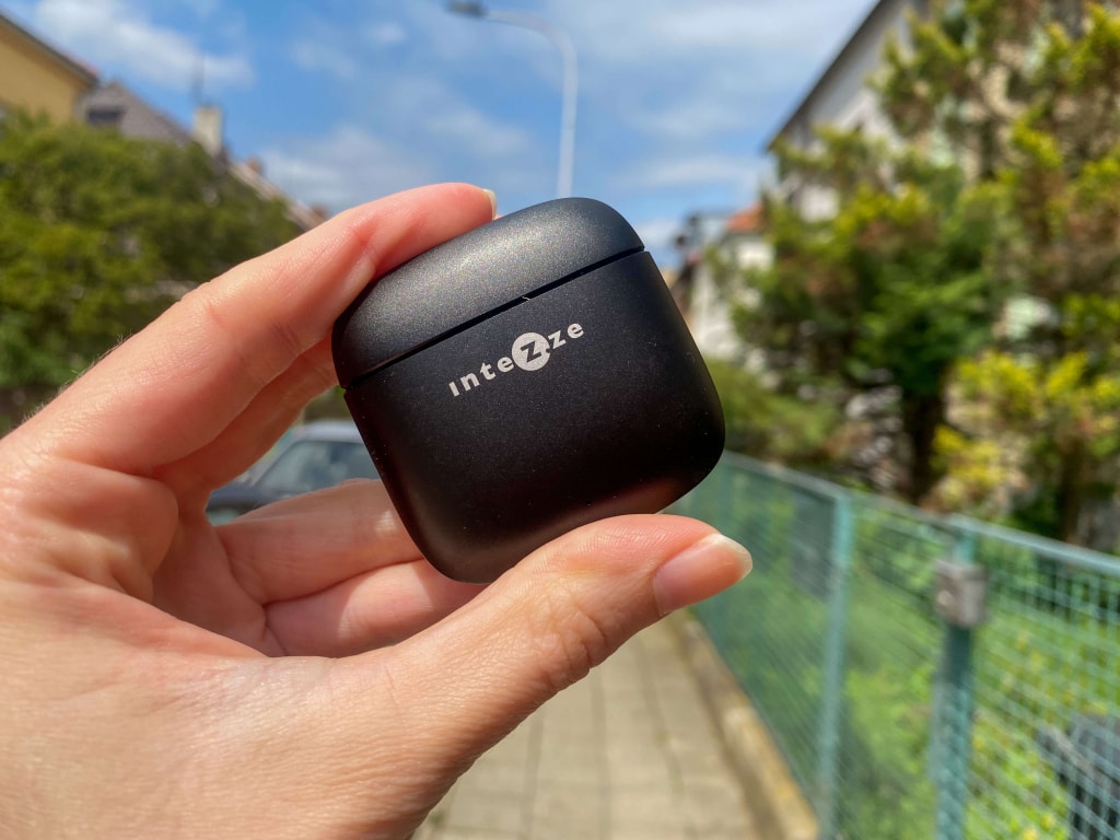 Słuchawki mieszczą się w dłoni