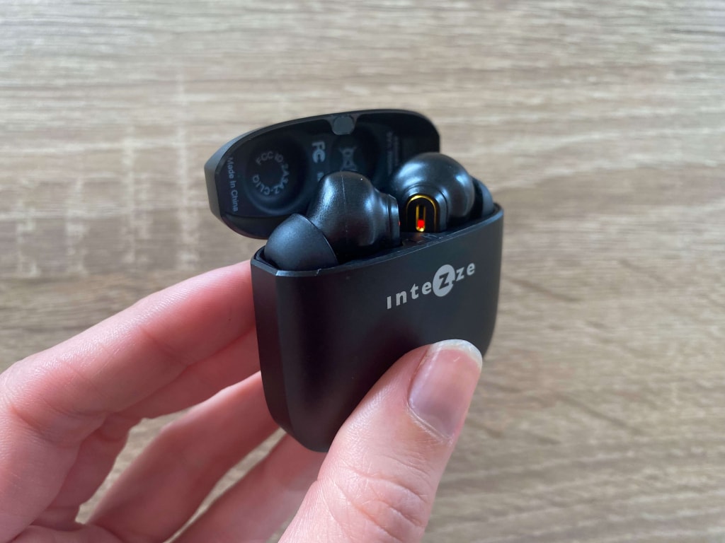 Diody LED znajdują się również na poszczególnych słuchawkach