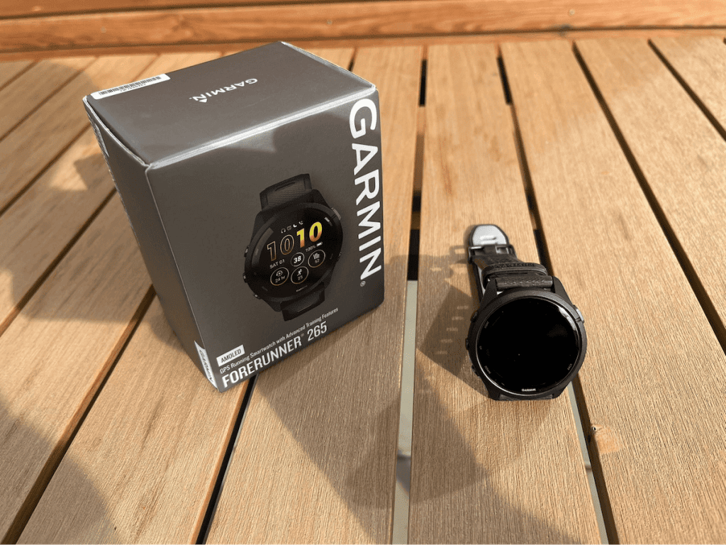 Pudełko modelu 265 jest typowo minimalistyczne