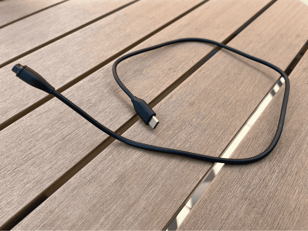 Kabel jest taki sam jak w innych Garminach, ale z końcówką USB-C