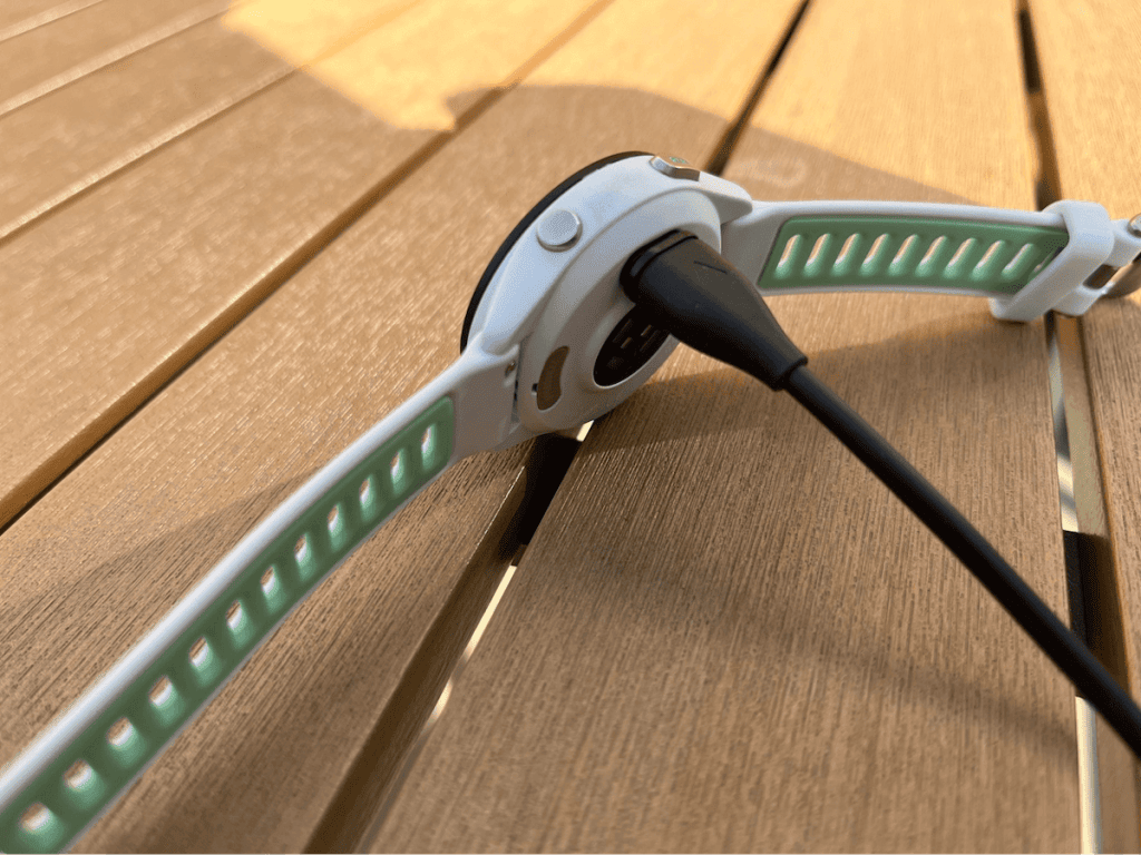 Dołączony kabel służy do ładowania