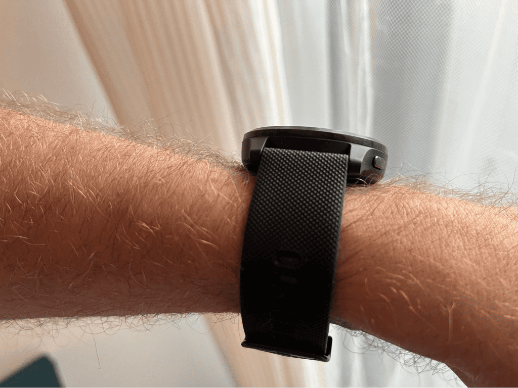 Radełkowany pasek wygodnie leży na dłoni