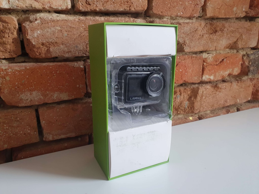 Połowa opakowania należy do kamery Lamax W10.1, a reszta to akcesoria