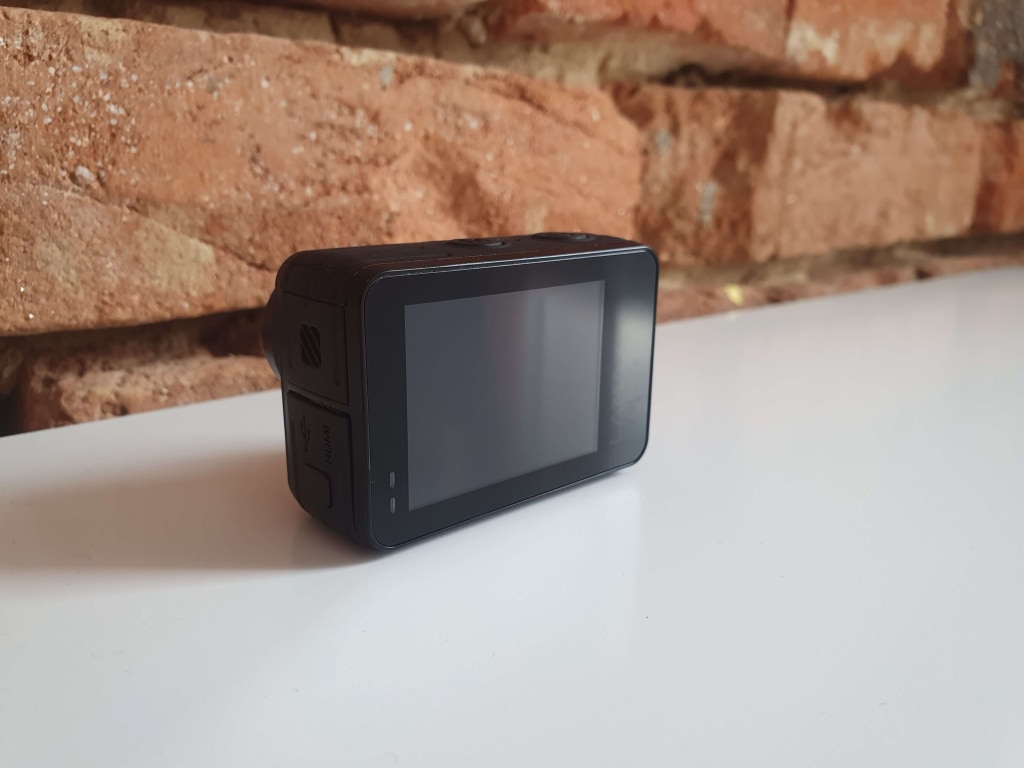 Tylny wyświetlacz jest dotykowy i oferuje przekątną 2"