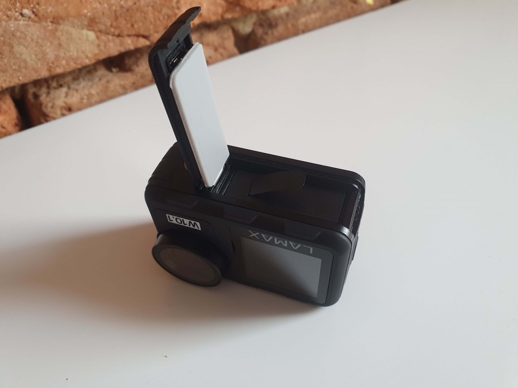 Akumulator dzieli przestrzeń z gniazdem karty microSD