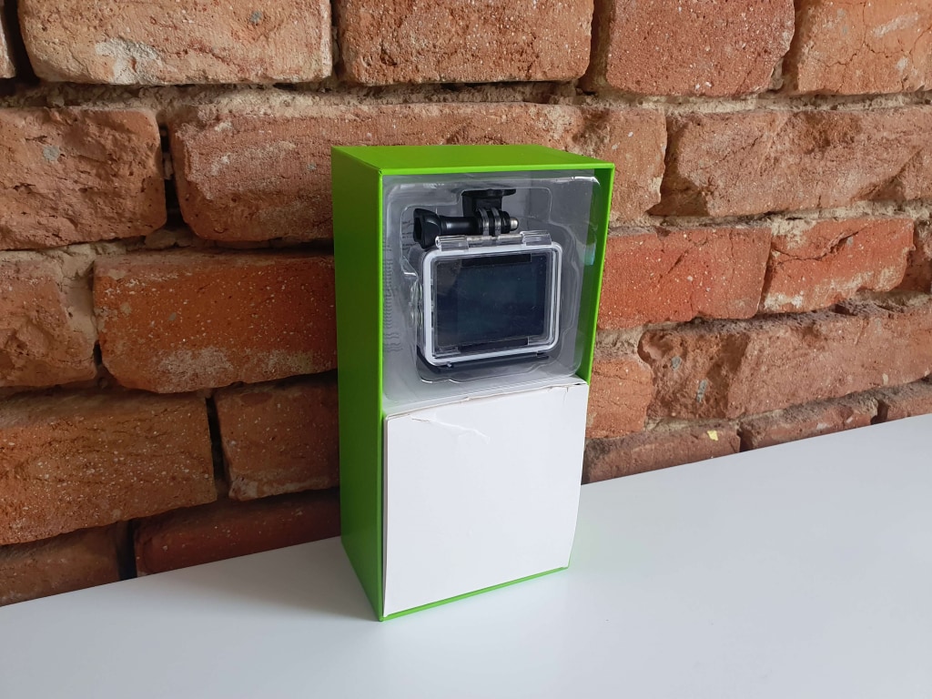 Po otwarciu można zobaczyć samą kamerę w obudowie