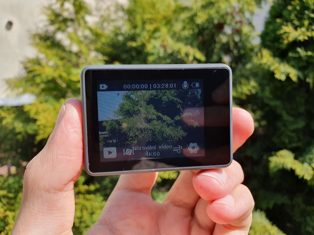 Tylny wyświetlacz jest dobrze widoczny w bezpośrednim świetle słonecznym