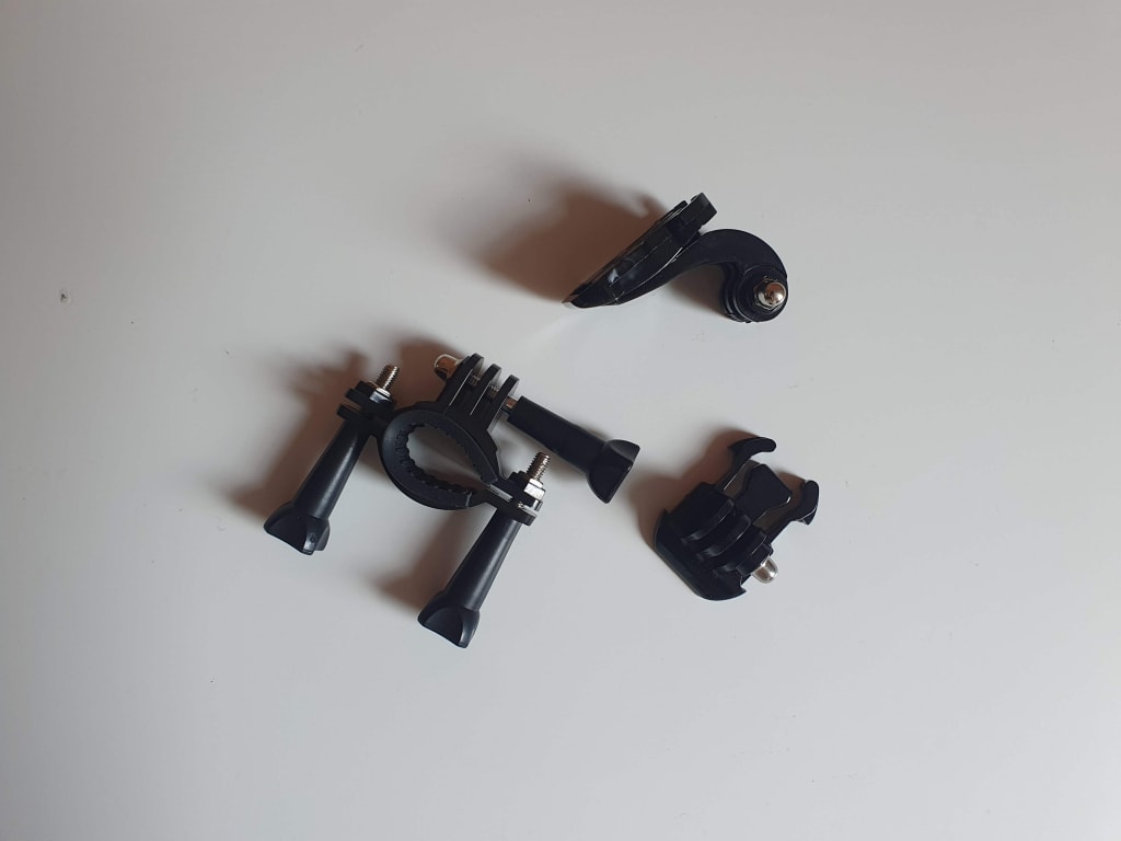 Kierownica lub płaskie powierzchnie nie będą przeszkadzać w montażu