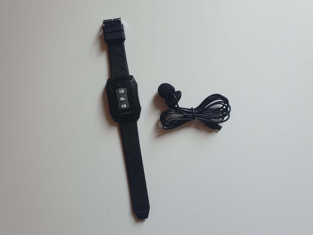 Byliśmy mile zaskoczeni obecnością pilota zdalnego sterowania i zewnętrznego mikrofonu