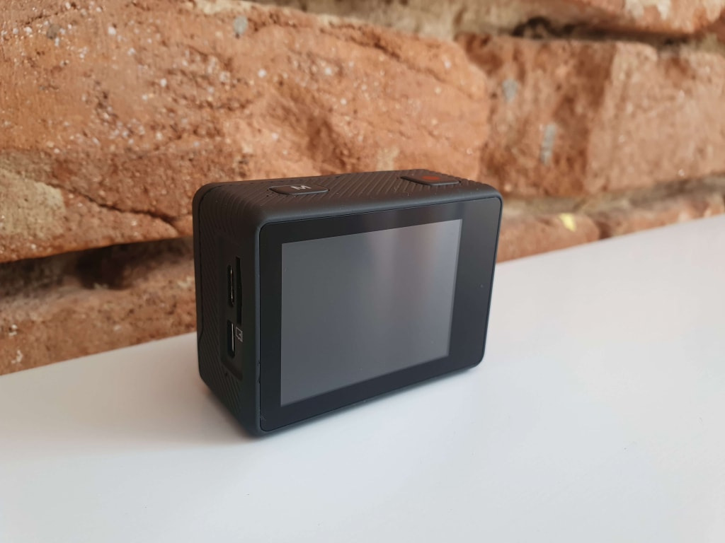 Z tyłu znajduje się tylko ekran dotykowy