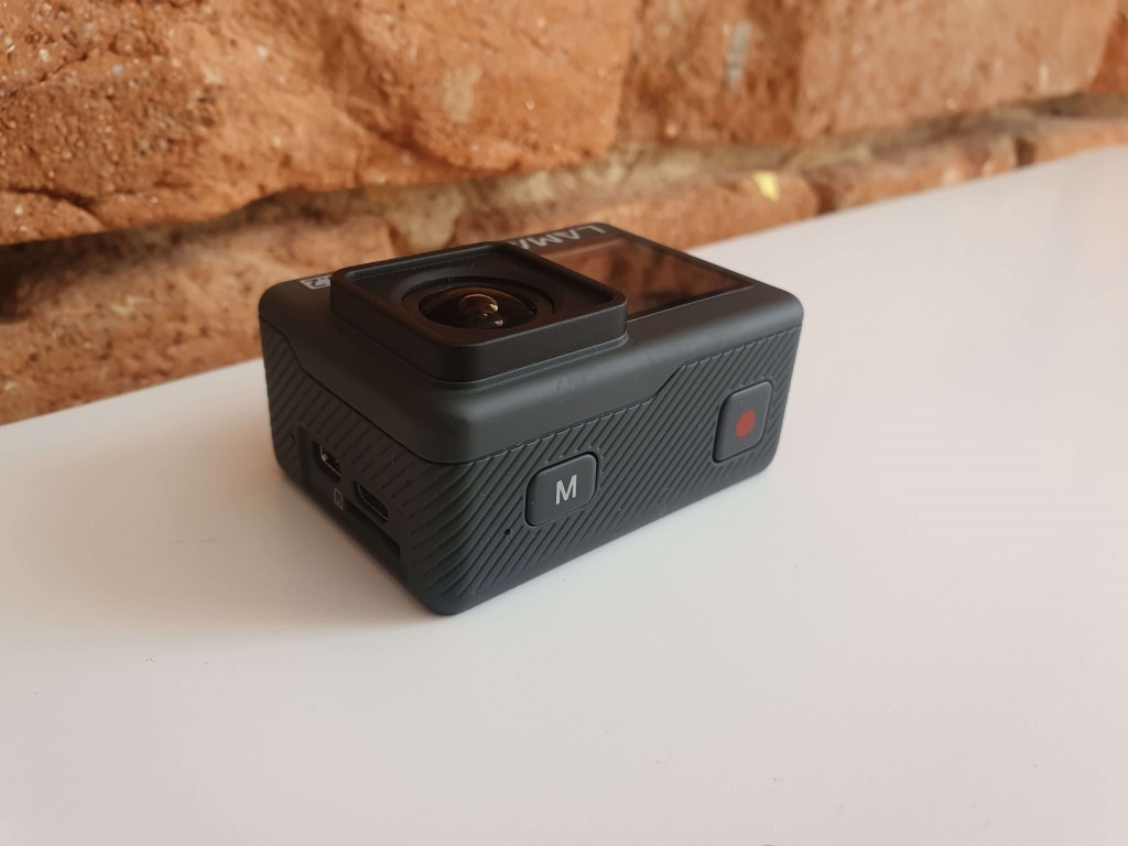 Górna strona jest zdominowana przez przyciski sterujące