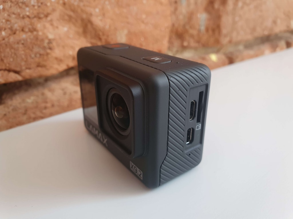 Gniazda aparatu nie są chronione przed uszkodzeniem