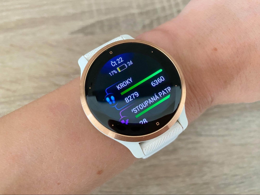 Dzienny cel jest szacowany automatycznie przez zegarek, ale można go dostosować ręcznie