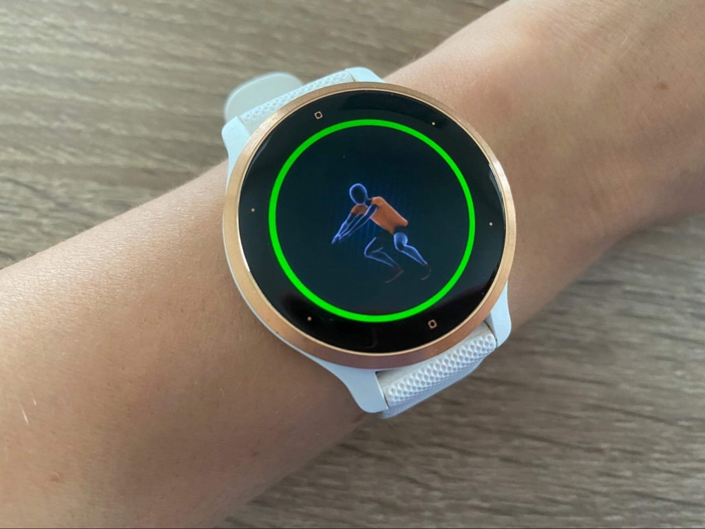 Pokazuje, jak wykonać ćwiczenie