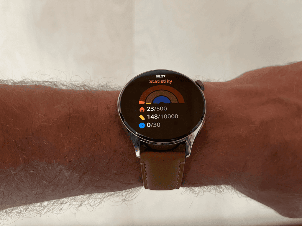 Zegarek stale monitoruje codzienną aktywność użytkownika