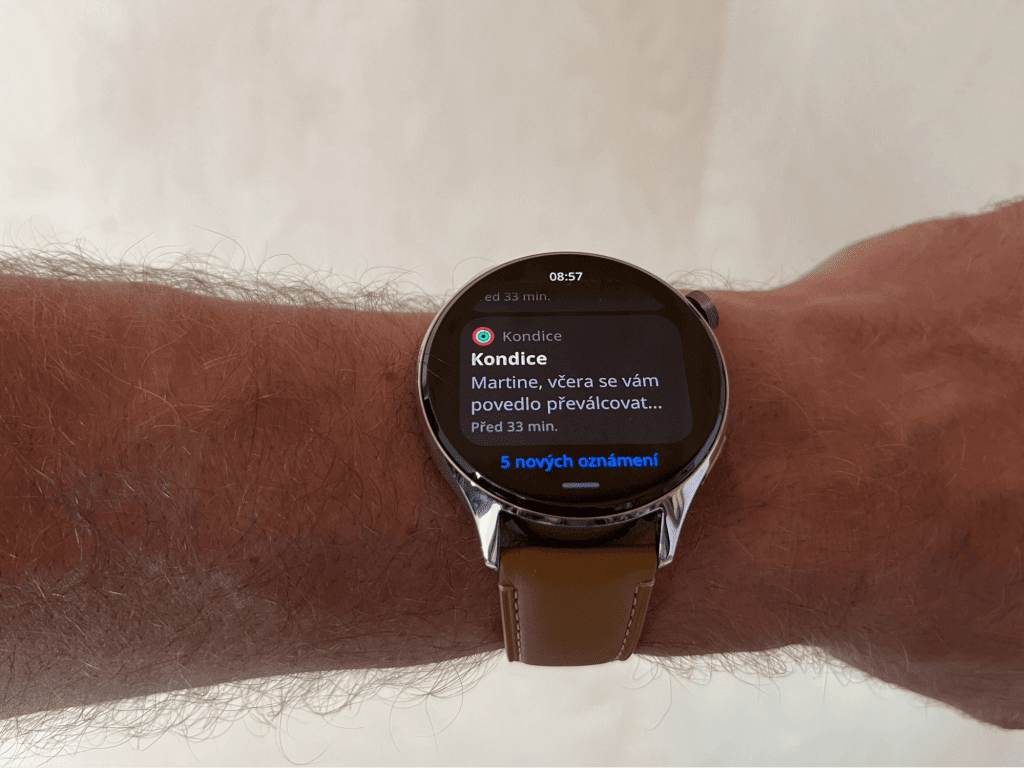 Zegarek zawiera powiadomienia z telefonu