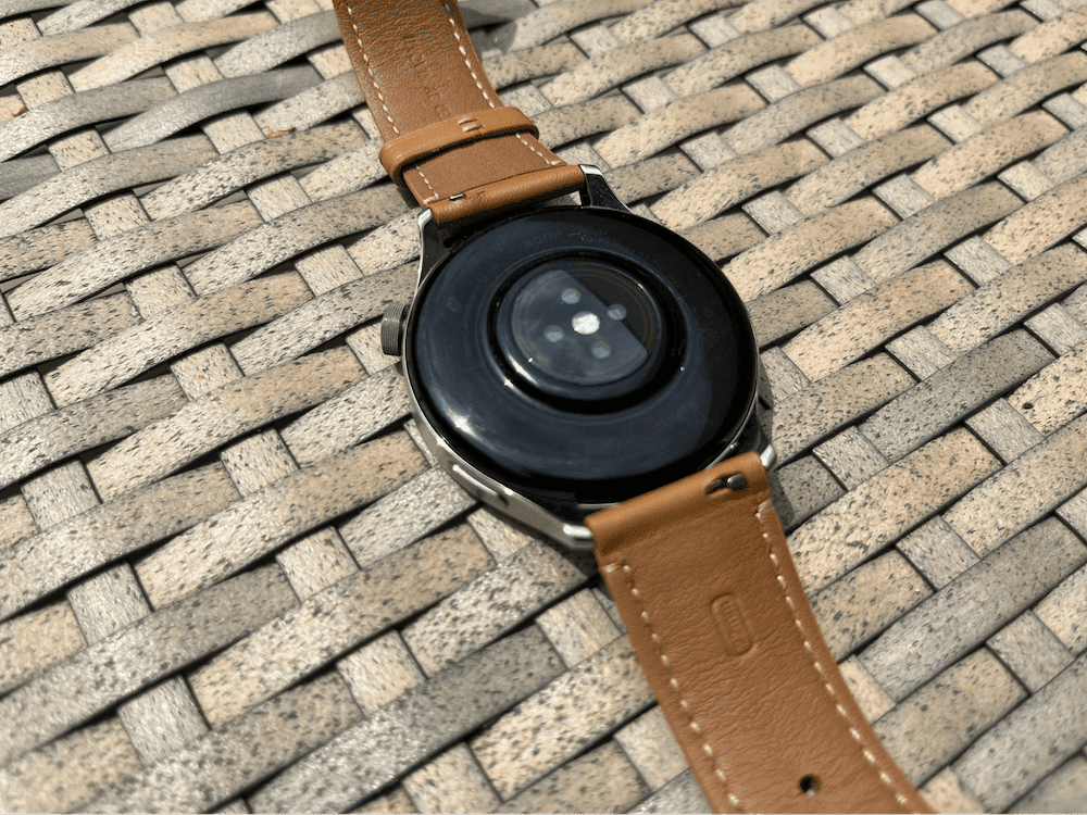 Stal nierdzewna w połączeniu ze skórzanym paskiem wygląda świetnie