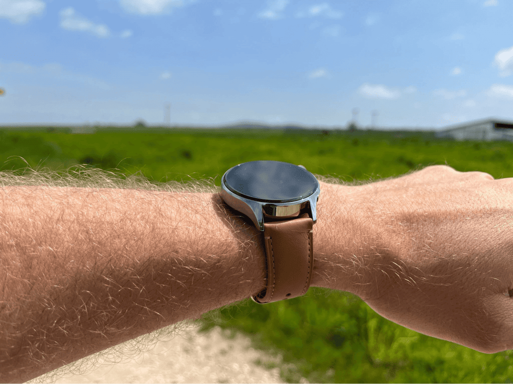 Stal nierdzewna w połączeniu ze skórzanym paskiem wygląda świetnie