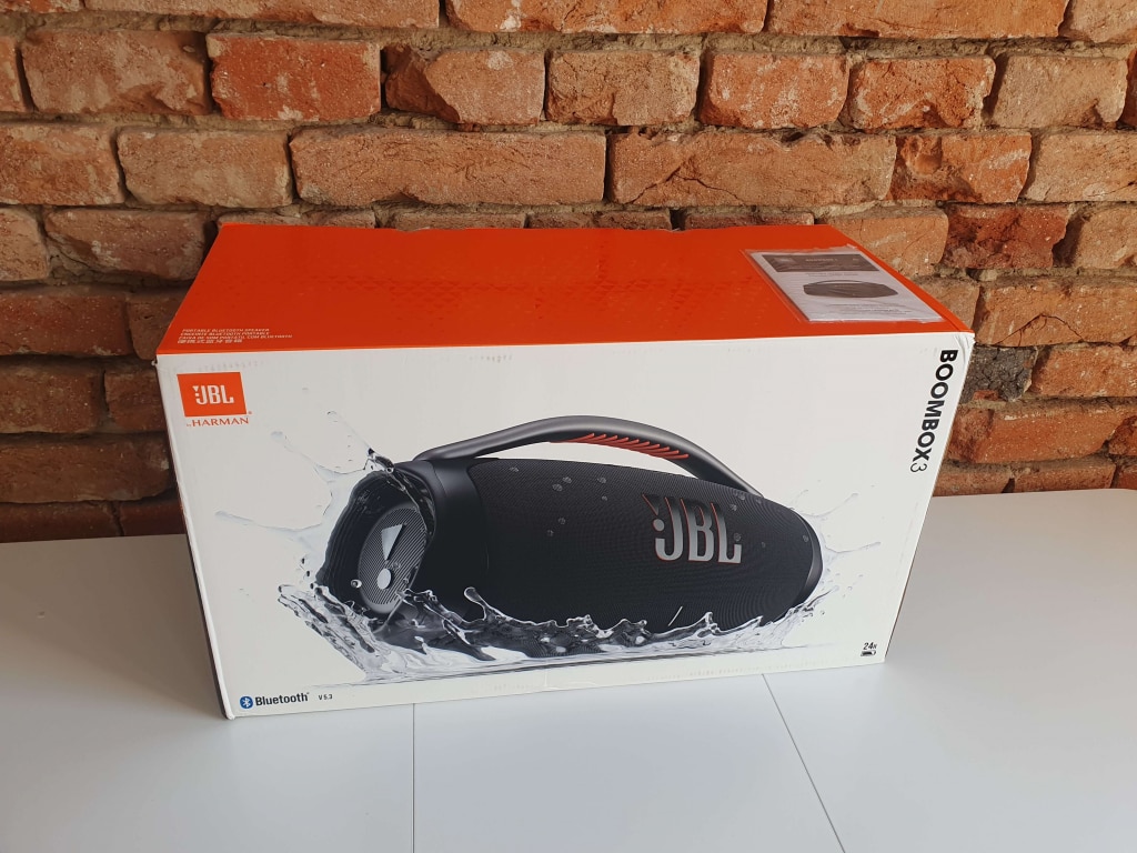 Do opakowania dołączona jest przyciągająca wzrok grafika i opis głośnika