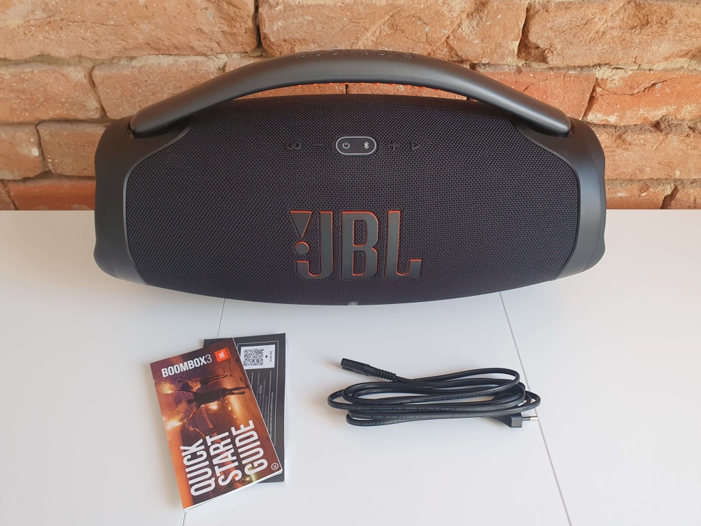 Do opakowania dołączona jest przyciągająca wzrok grafika i opis głośnika