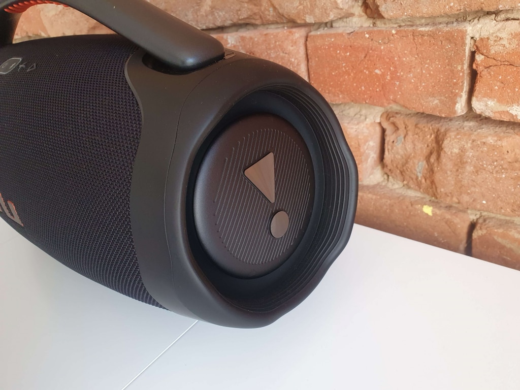 Obwód radiatorów basowych jest podniesiony, aby chronić je przed uderzeniami bocznymi