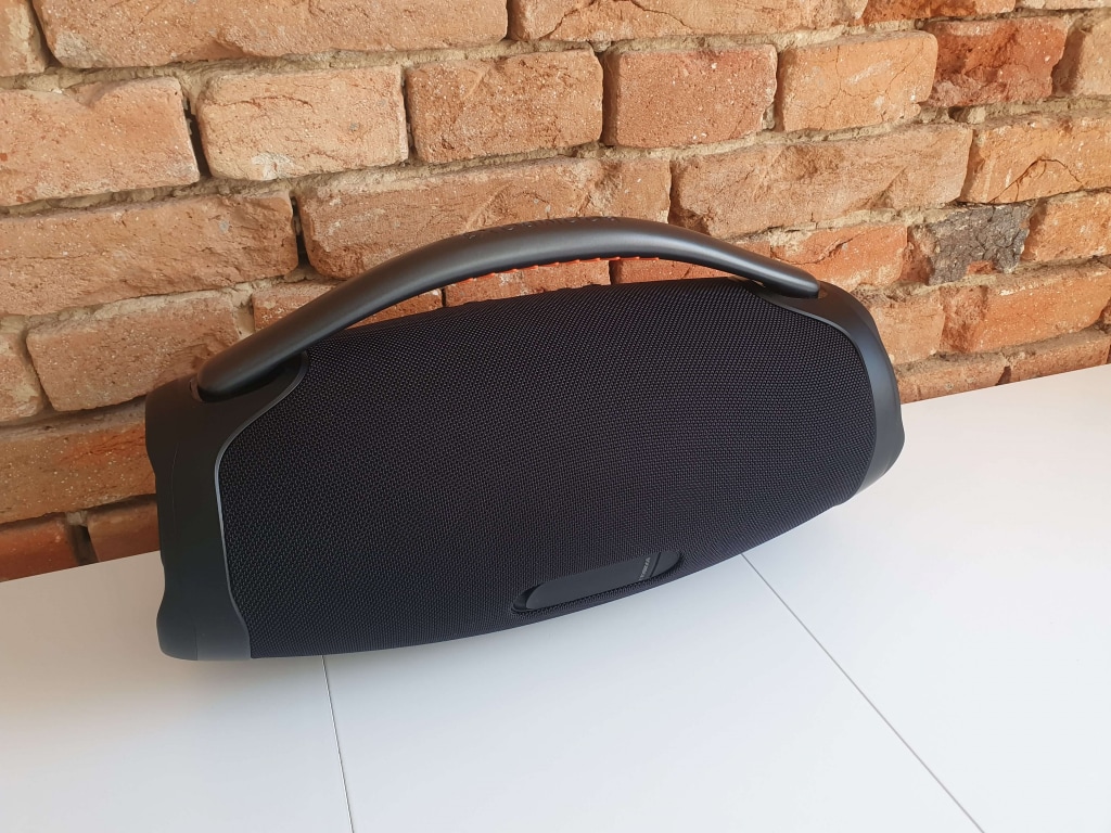 Z tyłu znajdziemy tylko uszczelnione drzwiczki złącza