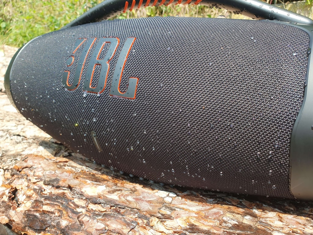 Woda nie przywiera znacząco do powierzchni głośnika