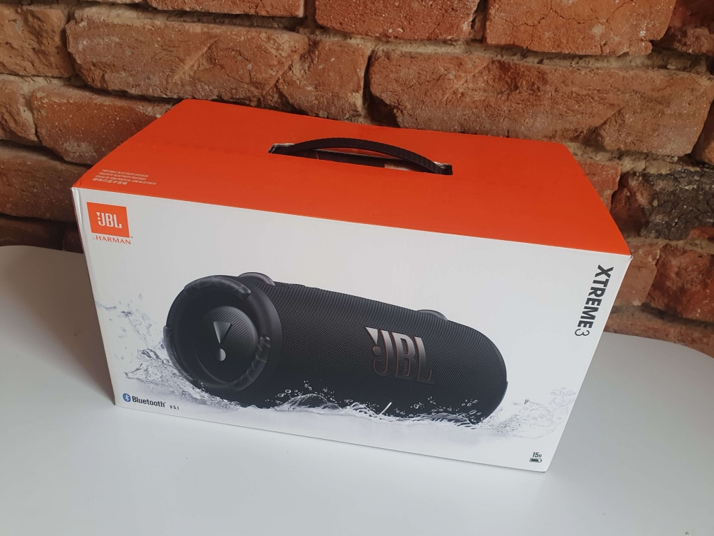 Ze względu na większą wagę głośnika, w zestawie znajduje się uchwyt