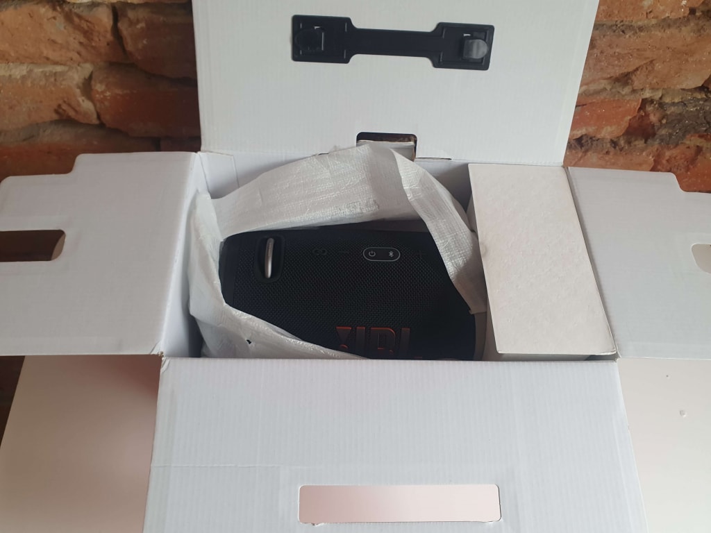 Głośnik jest bezpiecznie przechowywany w opakowaniu