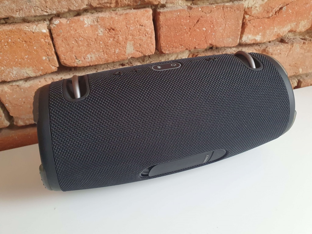 Tylna strona zawiera tylko drzwiczki ze złączami