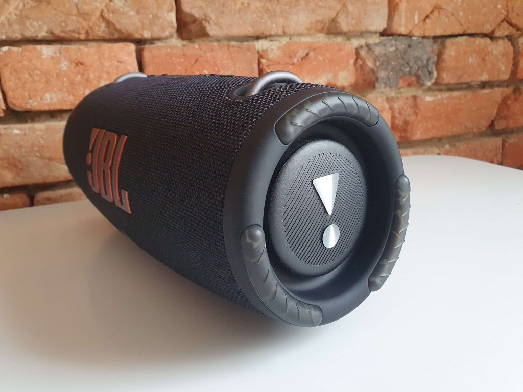 Pasywne radiatory basowe są uzupełnione gumowymi zderzakami