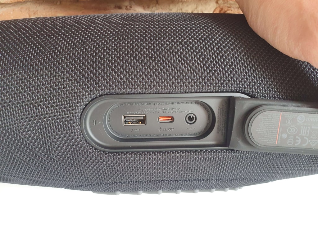 Pod względem łączności głośnik jest dobrze wyposażony