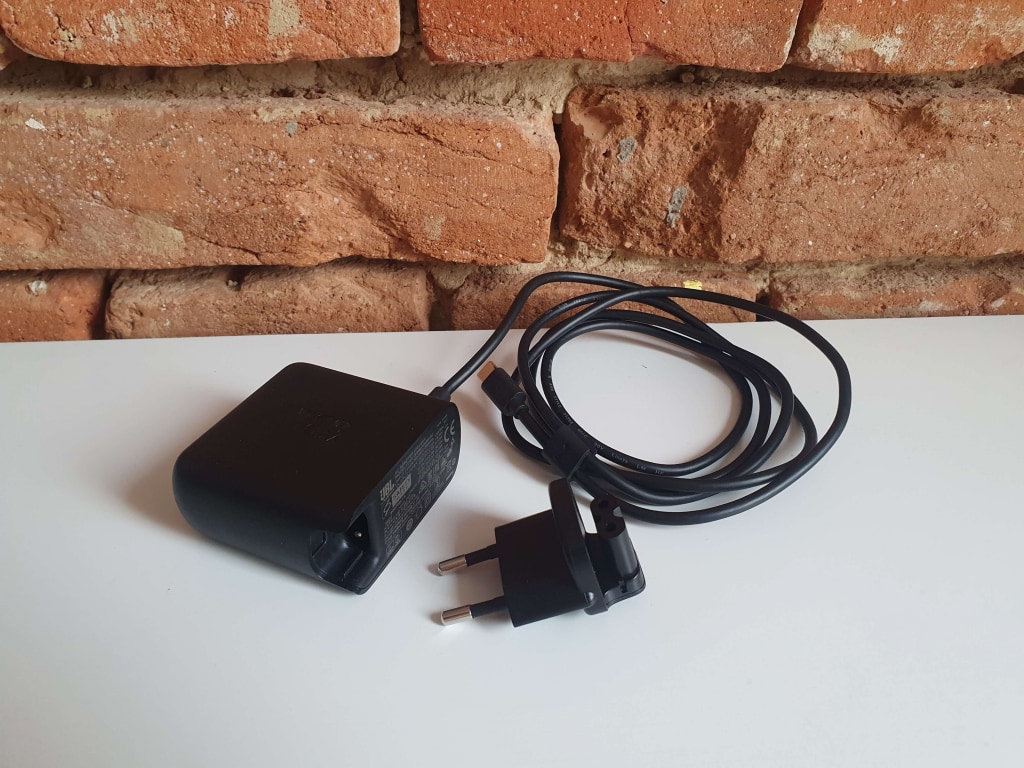 Głośnik JBL Xtreme 3 jest dostarczany z ładowarką sieciową o mocy 60 W