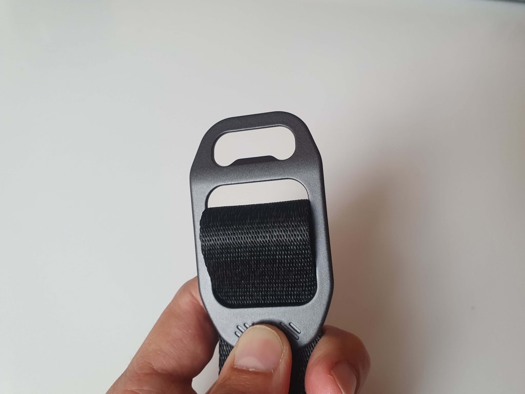 Pasek w komplecie z otwieraczem do butelek