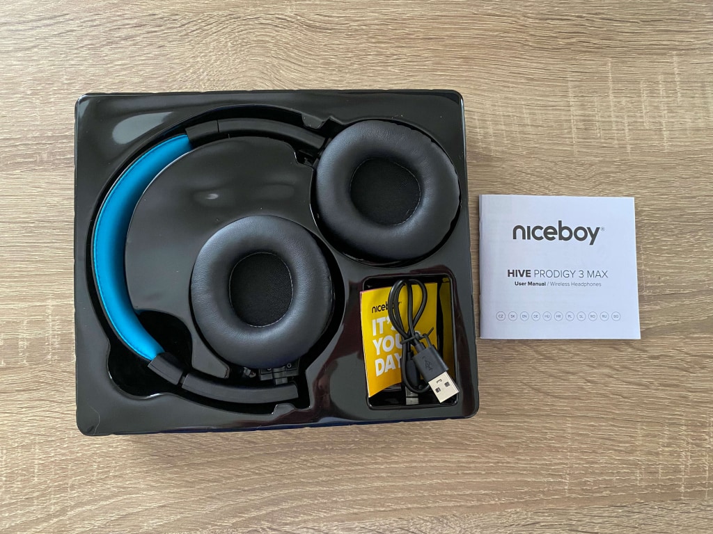 W zestawie znajduje się również przewód zasilający i instrukcja obsługi