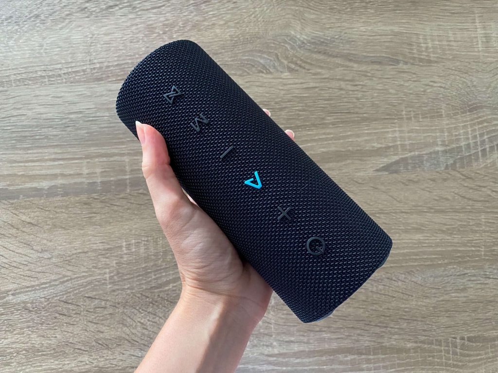 Rozmiar głośnika w kobiecej dłoni