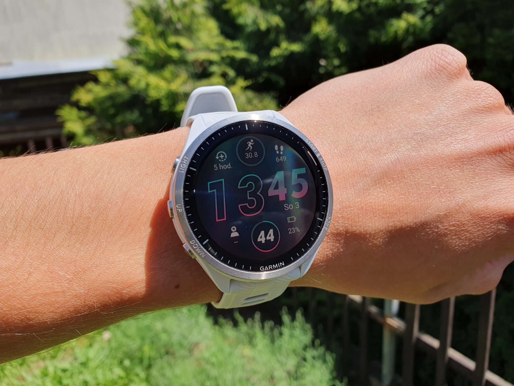 Pomimo technologii AMOLED wyświetlacz jest czytelny nawet w bezpośrednim świetle słonecznym