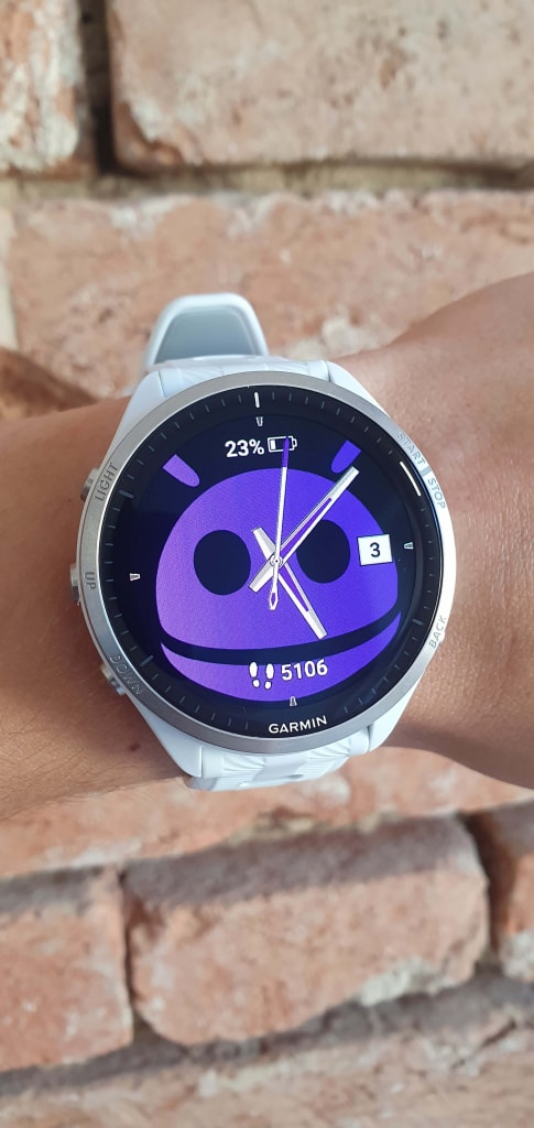 Wyświetlacz AMOLED sprawia, że tarcze zegarka są bardzo szczegółowe i atrakcyjne