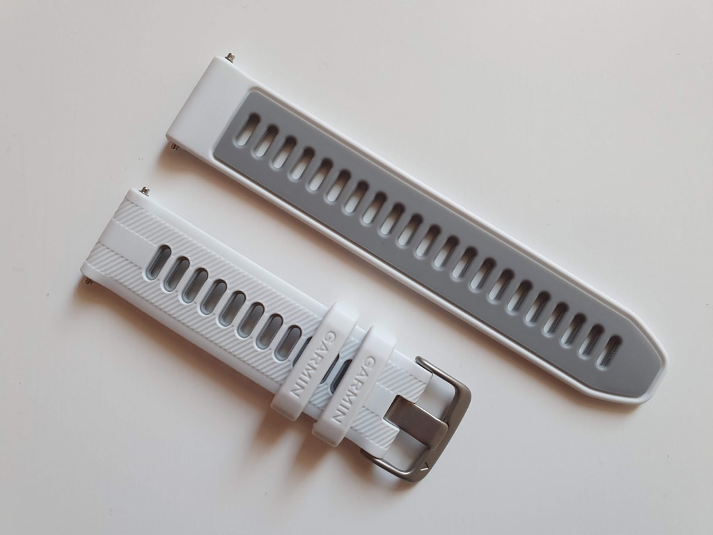 Pozytywnie oceniamy dwukolorową konstrukcję paska