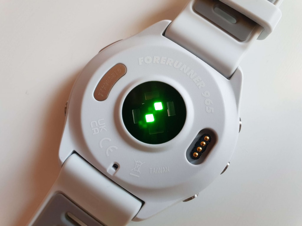 Tył zegarka nie różni się znacząco od pozostałych modeli