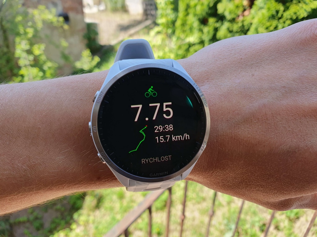 Podział ekranu powitalnego statystyk aktywności nie różni się znacząco w zależności od sportu