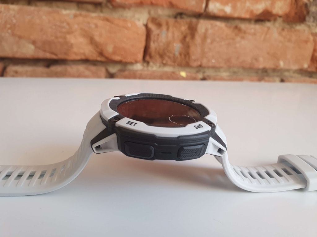 Koperta zegarka przypomina tradycyjny zegarek cyfrowy