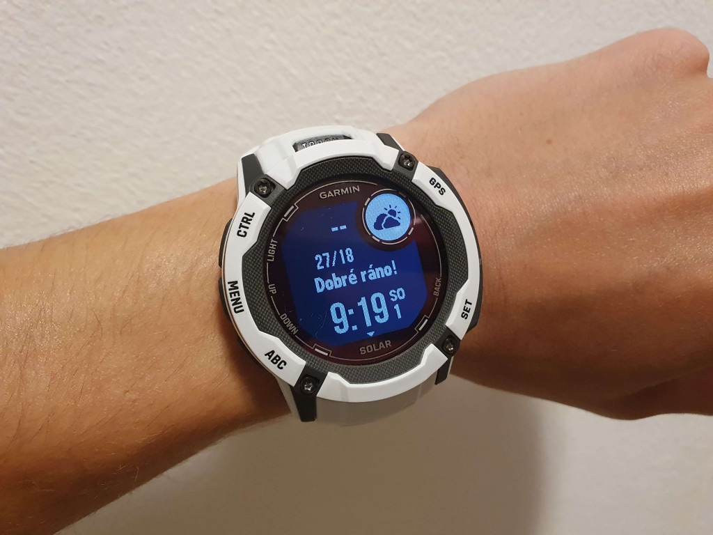 Niezależnie od tego, czy znajdujesz się u podnóża góry, czy na biwaku, zegarek będzie życzył Ci miłego poranka