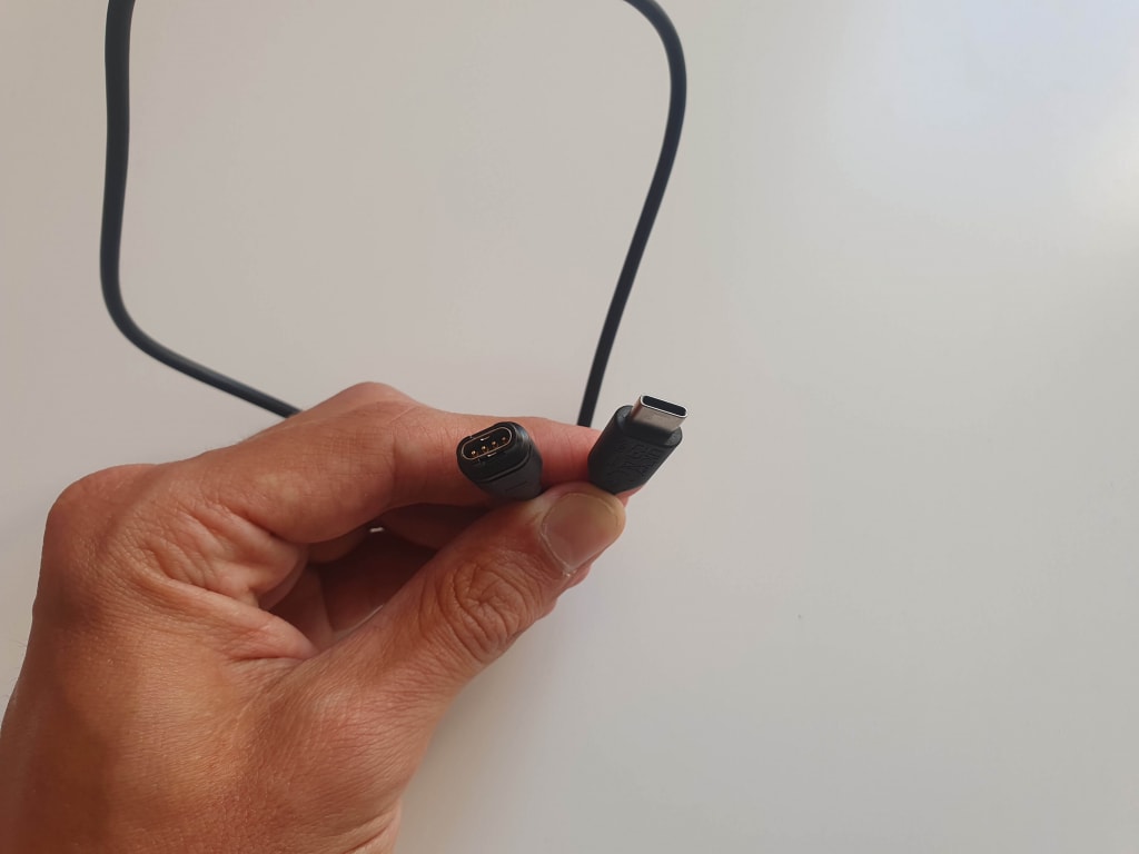 Ładowanie odbywa się za pomocą kabla USB-C z zastrzeżonym złączem