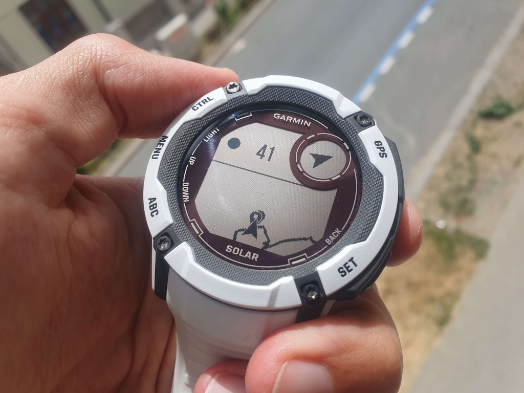 Pomimo braku szczegółowej mapy, zegarek poprowadzi Cię do celu