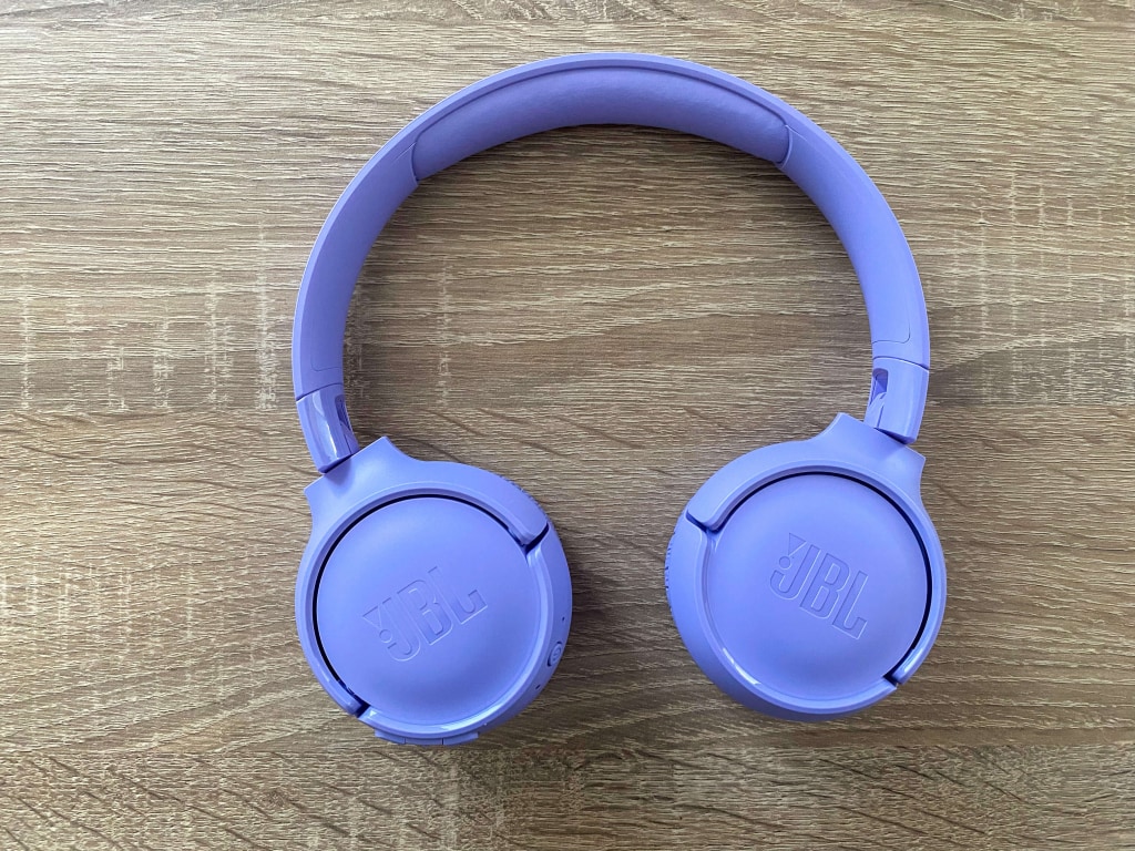 Słuchawki można obracać na różne sposoby