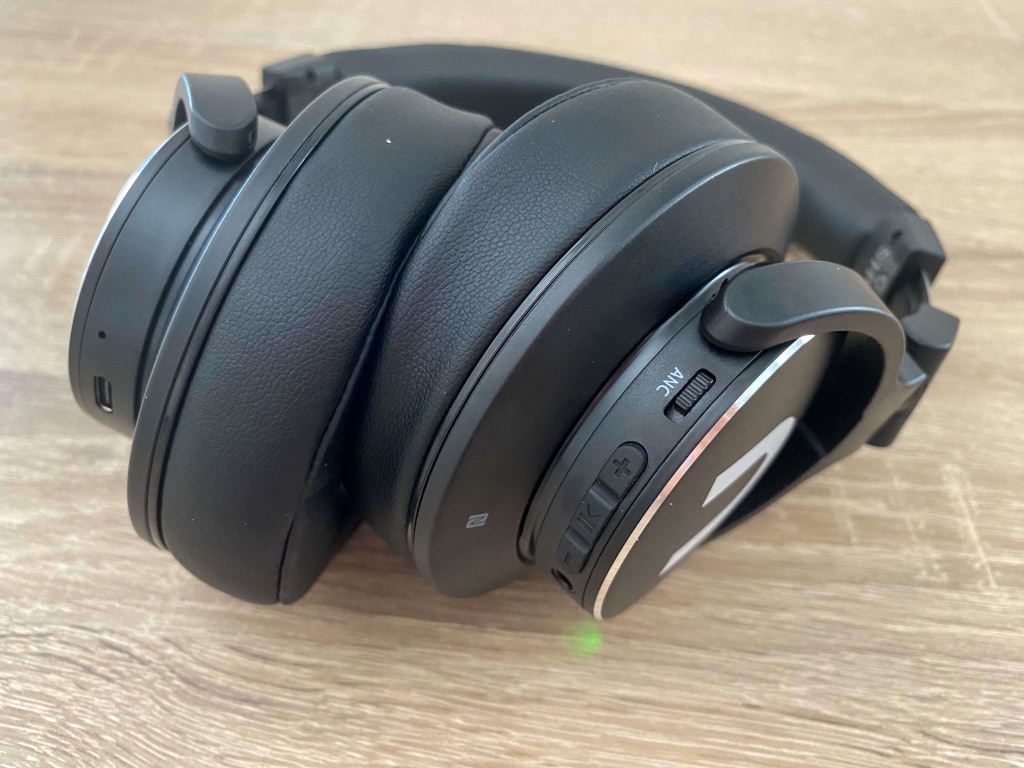 Suwak służy do włączania/wyłączania ANC