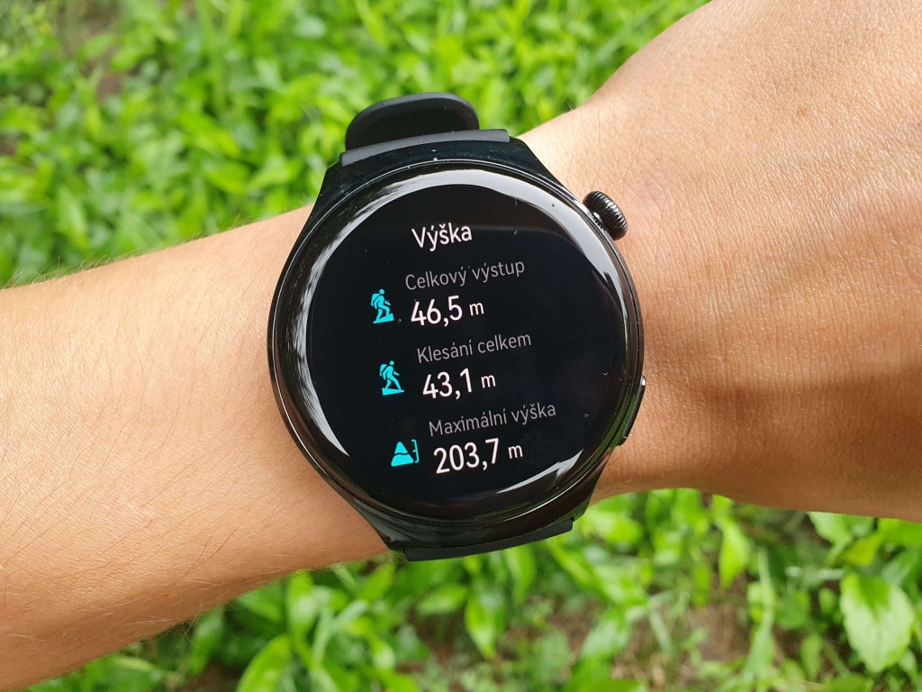 Wbudowany wysokościomierz śledzi również wysokość n.p.m